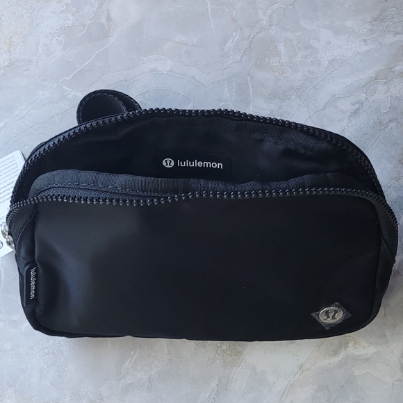 Lululemon Everywhere Belt Bag Large 2L Black - New - Picture 3 of 5